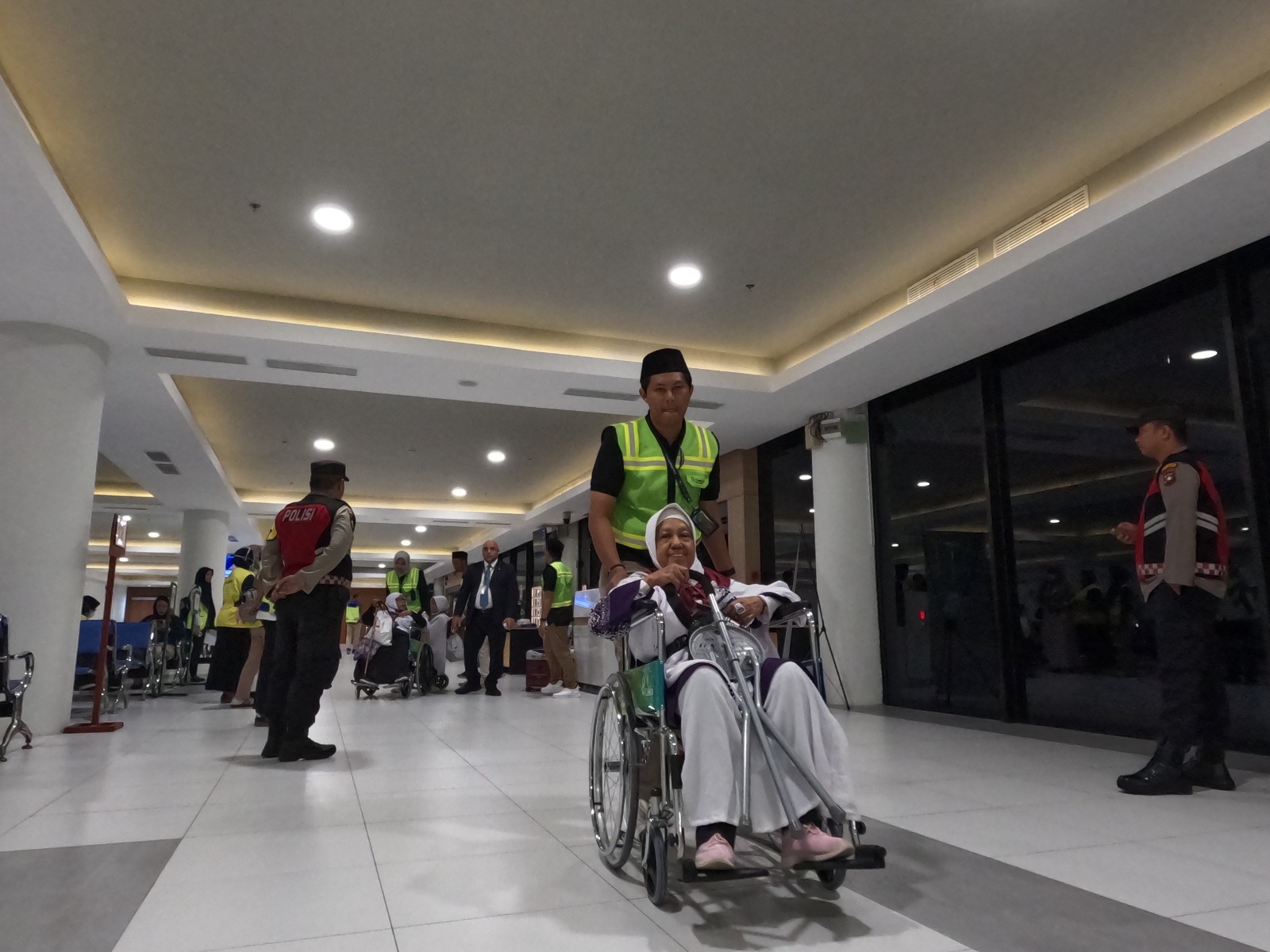 Batam, 02/05/2025 – Pemerintah melalui Kementerian Agama RI secara resmi melepas keberangkatan kloter pertama jamaah haji dari Embarkasi batam pada hari ini 02/05/2025, 
